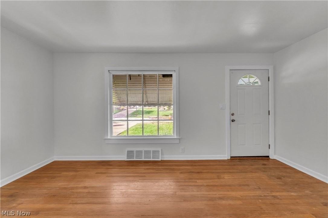 5581 Saxon Dr - Photo 3 of 23