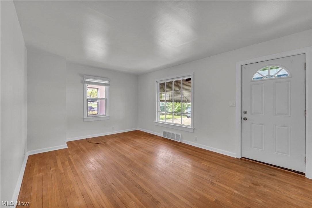 5581 Saxon Dr - Photo 4 of 23