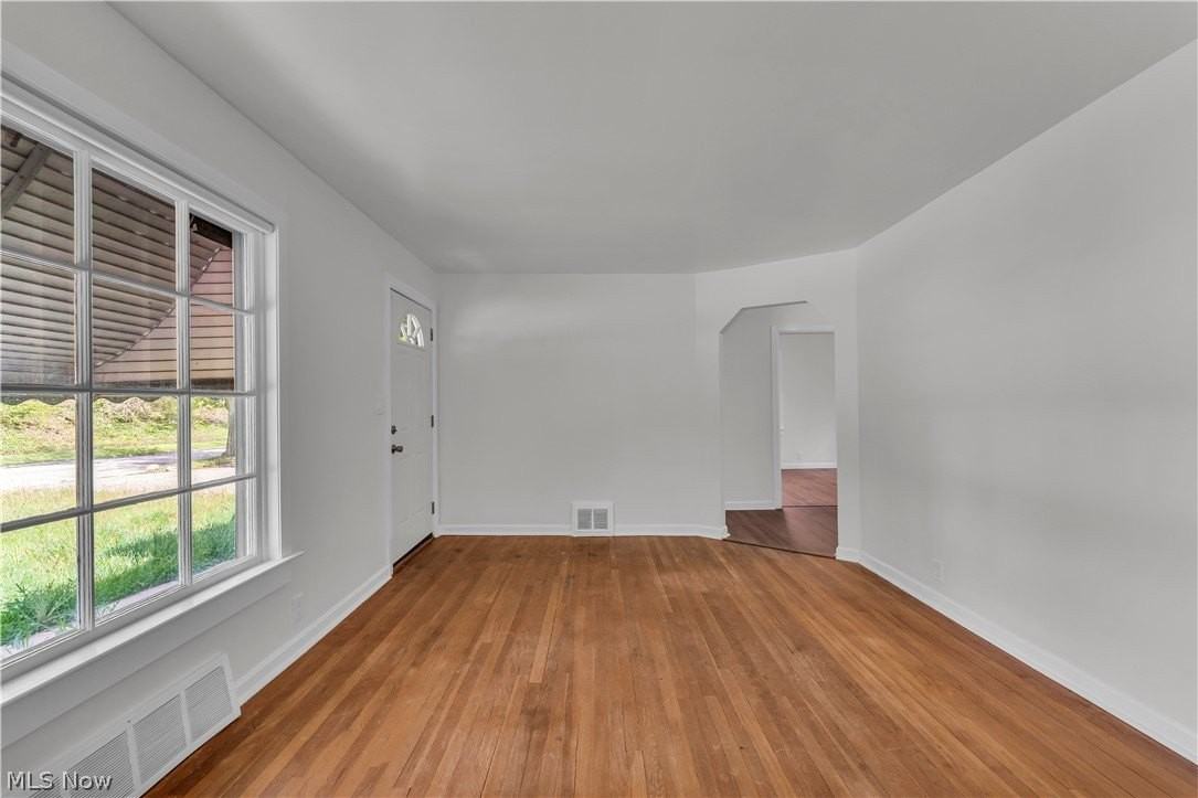 5581 Saxon Dr - Photo 5 of 23