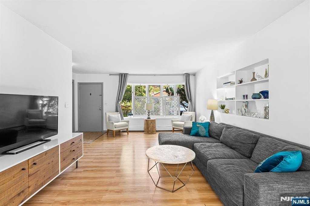 8 Halsey Ln - Photo 3 of 18