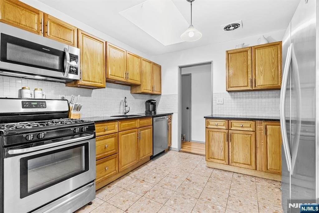 8 Halsey Ln - Photo 5 of 18