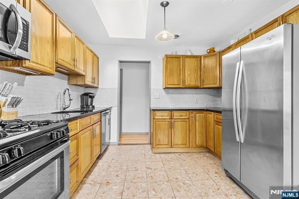 8 Halsey Ln - Photo 6 of 18