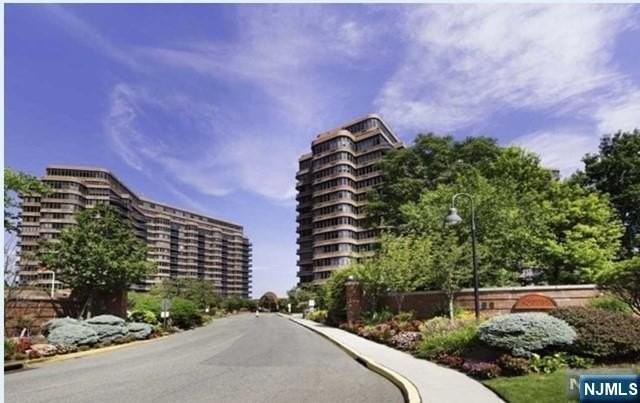 100 Carlyle Dr