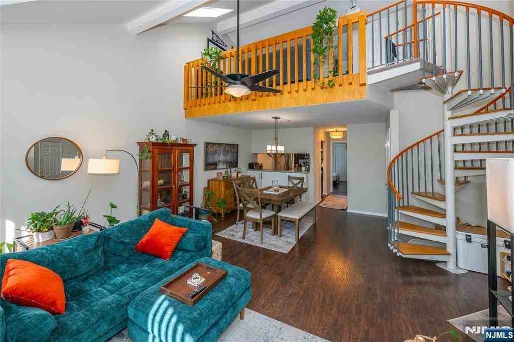 223 Cambridge Dr - Photo 2 of 27