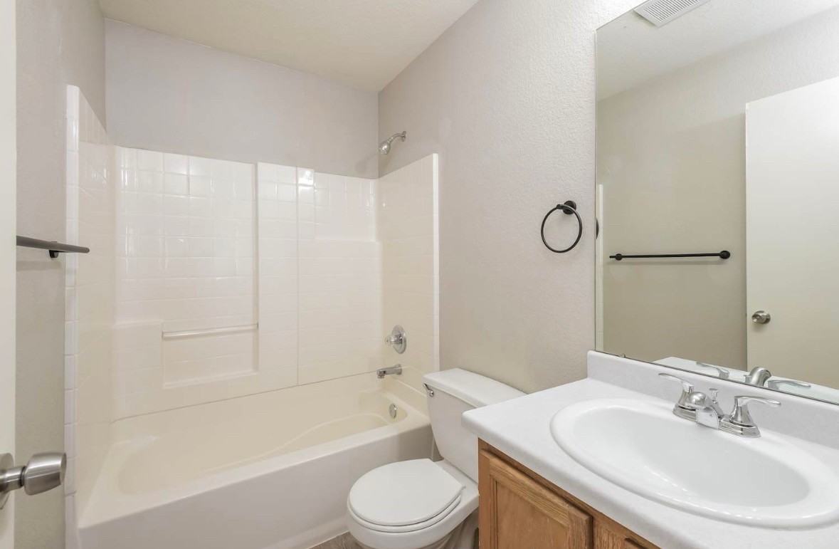 445 E 77th Ave - Photo 3 of 9