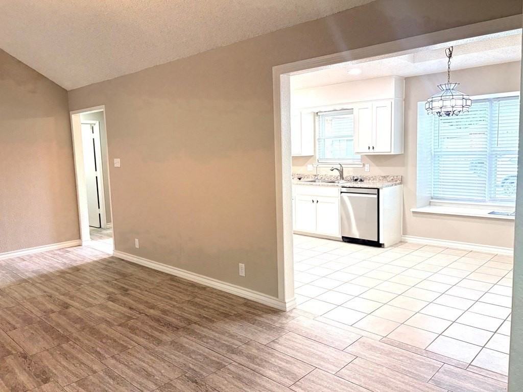 3309 Edgemont Dr - Photo 5 of 22