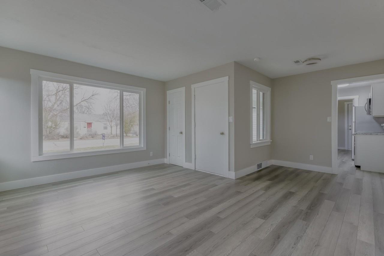 725 S Day Dr - Photo 4 of 22