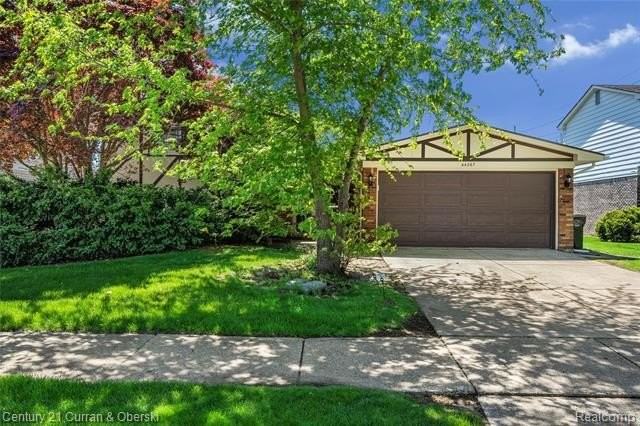 44267 Brandywyne Rd - Photo 2 of 47