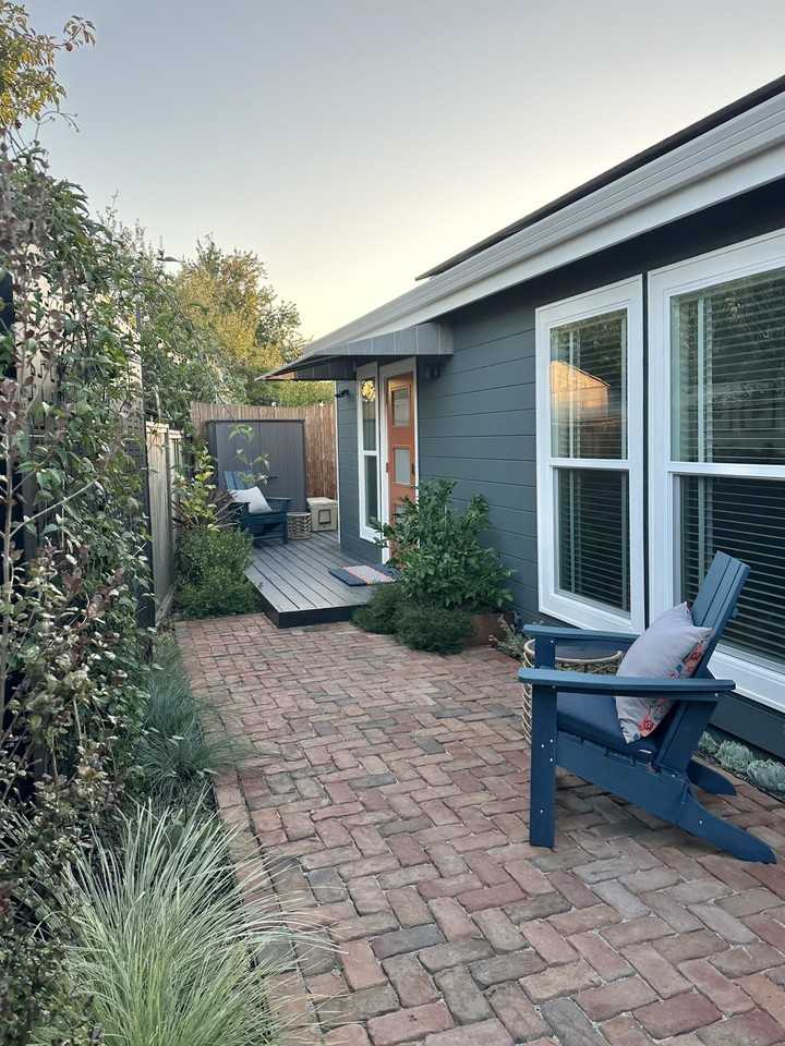 635A Ashbury Ave - Photo 6 of 7