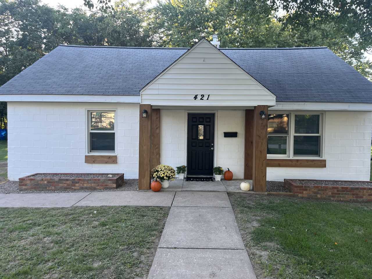 421 34th Pl - Photo 2 of 2