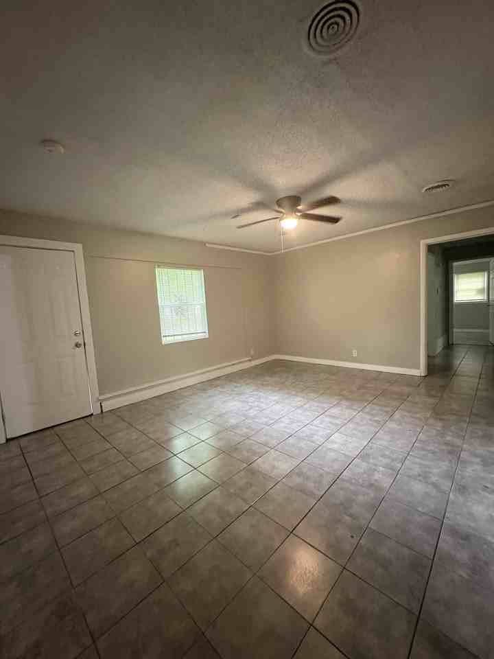 3902 Wesley Dr - Photo 3 of 11