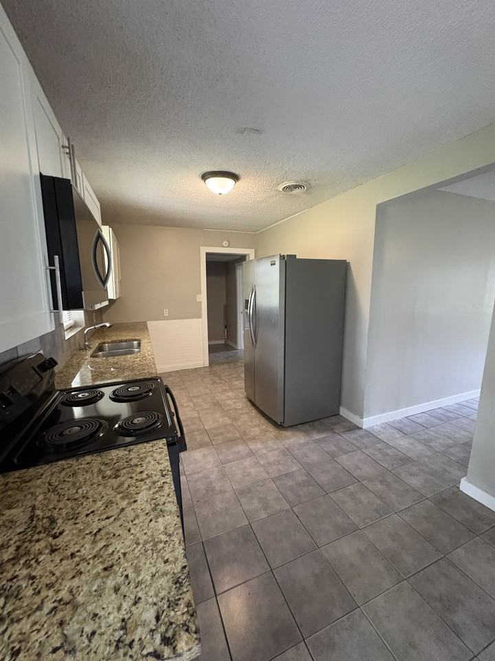 3902 Wesley Dr - Photo 4 of 11