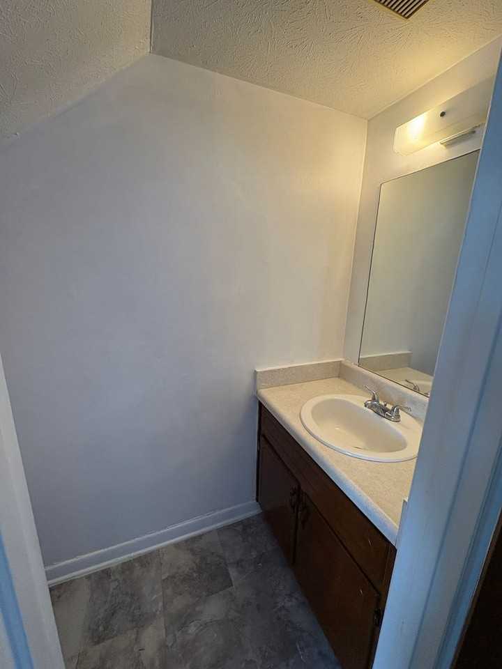 5115 E 10th St - Photo 6 of 9