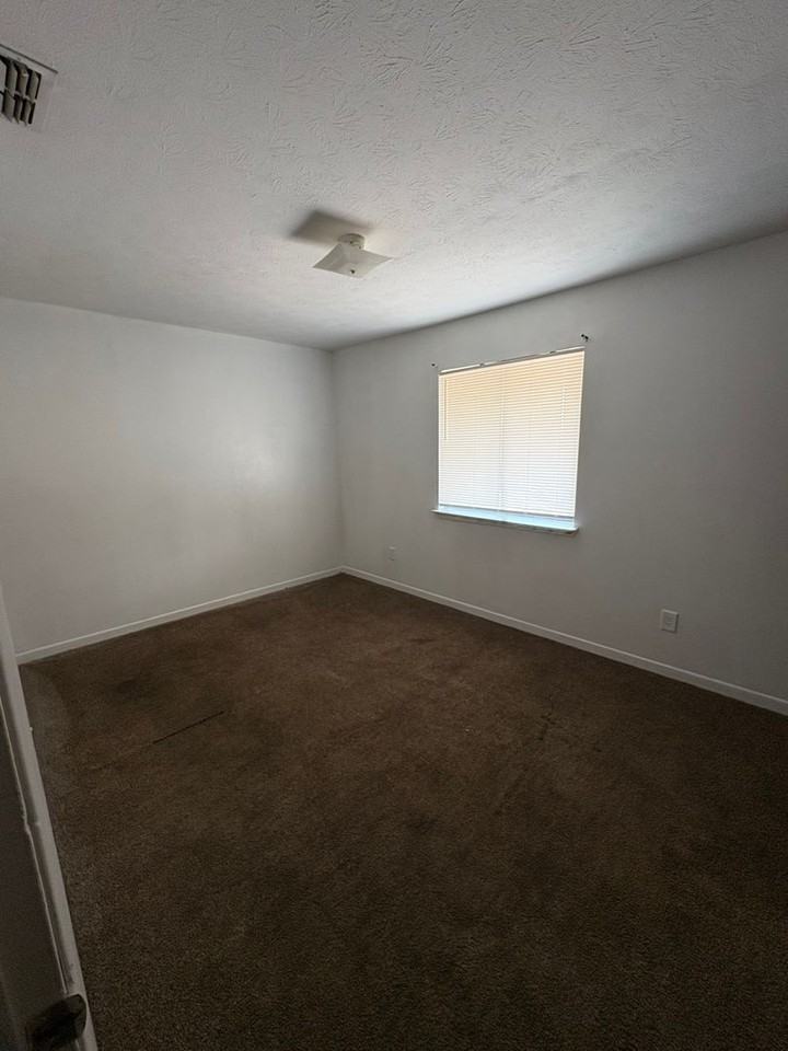 5115 E 10th St - Photo 7 of 9