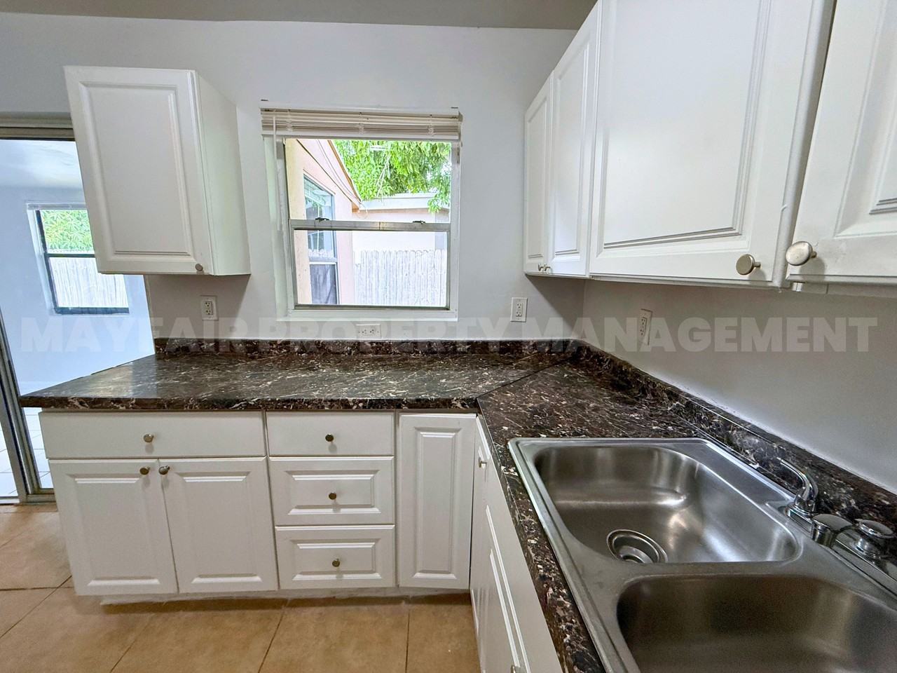 380 Kingsbridge St #1 - Photo 4 of 23