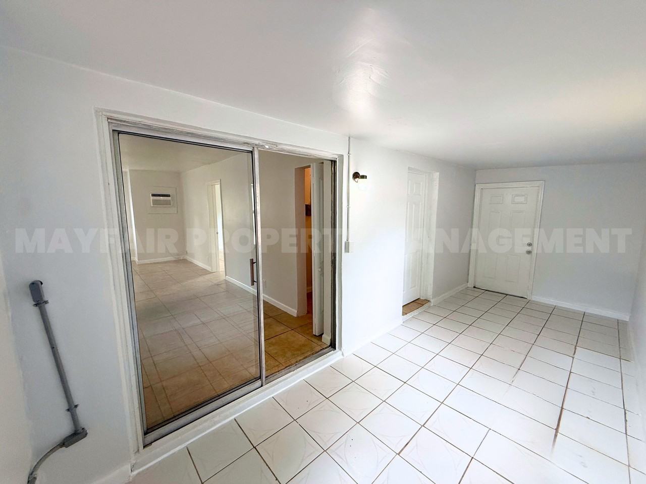 380 Kingsbridge St #1 - Photo 5 of 23
