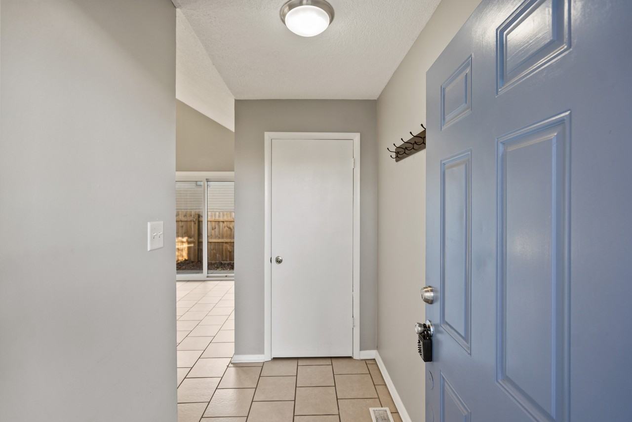 4521 Sw 33rd Ter #TH - Photo 4 of 50