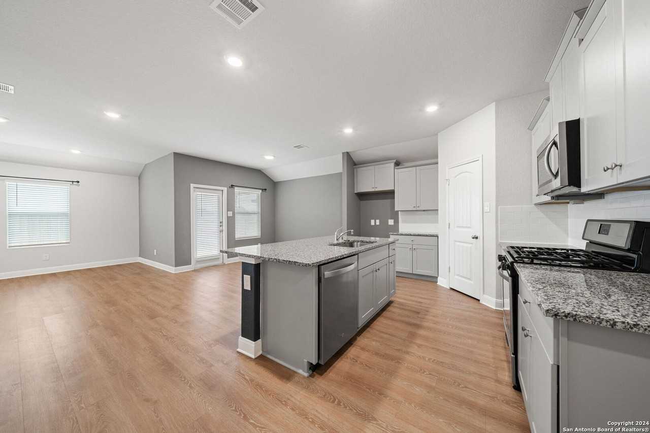 1080 Amble Oak - Photo 3 of 41