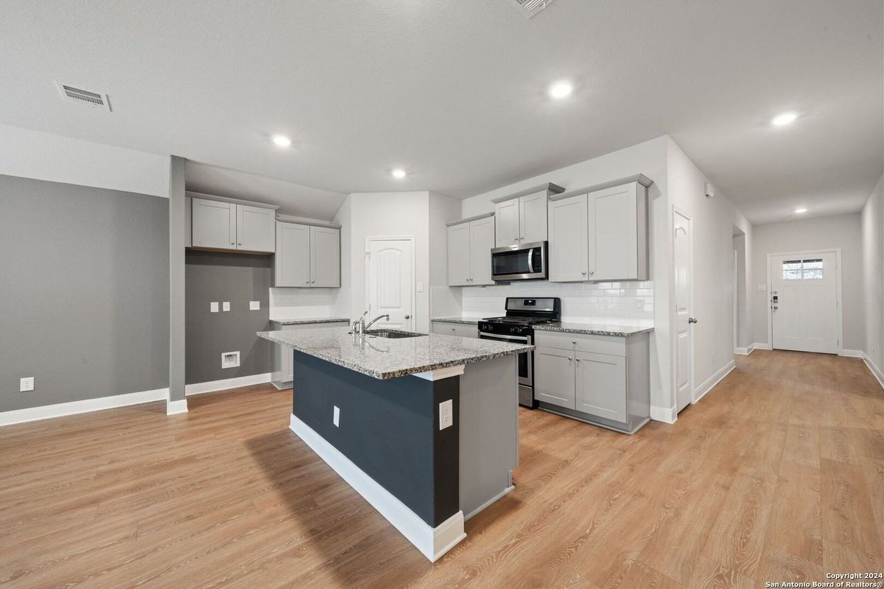 1080 Amble Oak - Photo 4 of 41