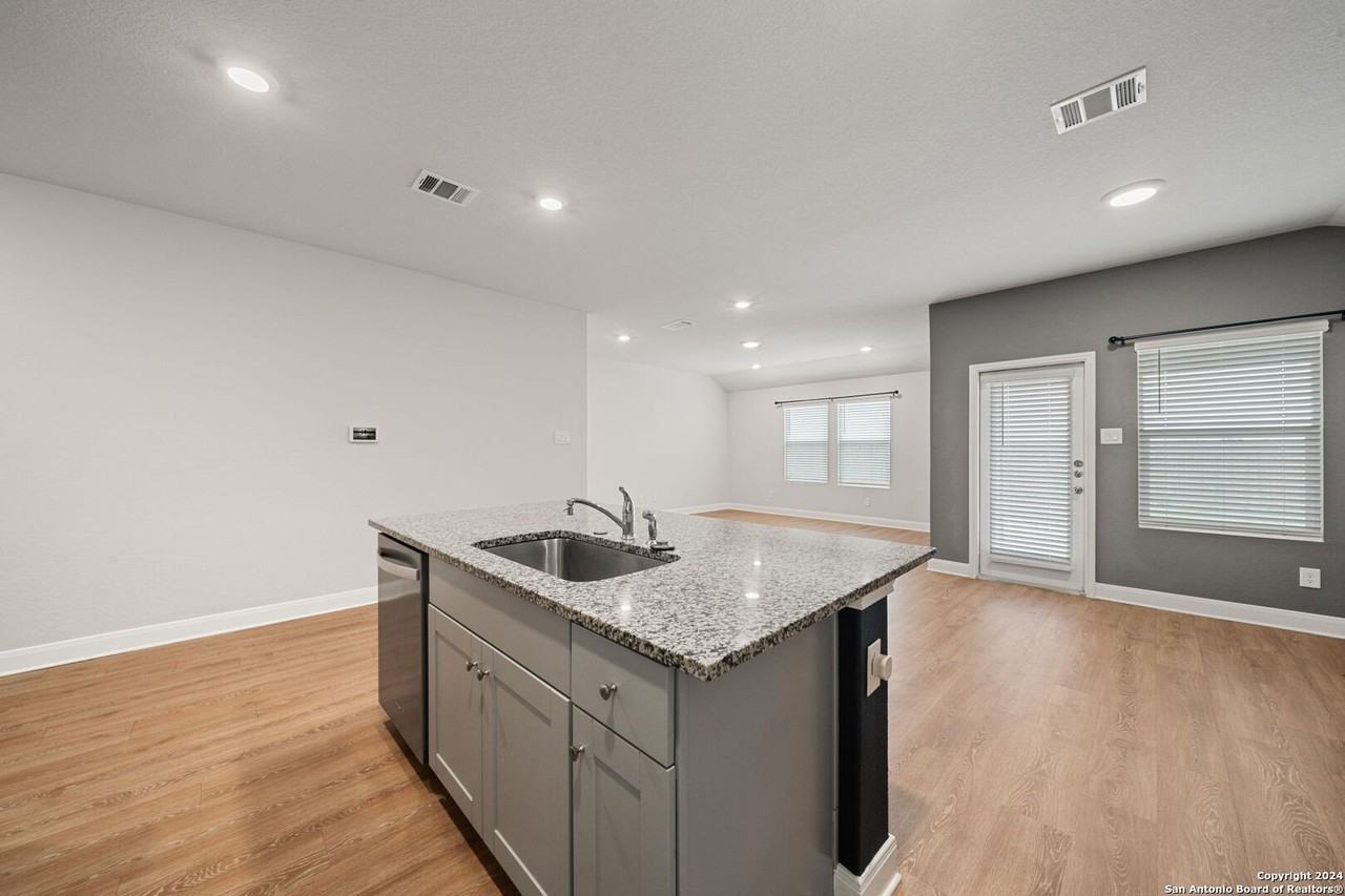 1080 Amble Oak - Photo 6 of 41