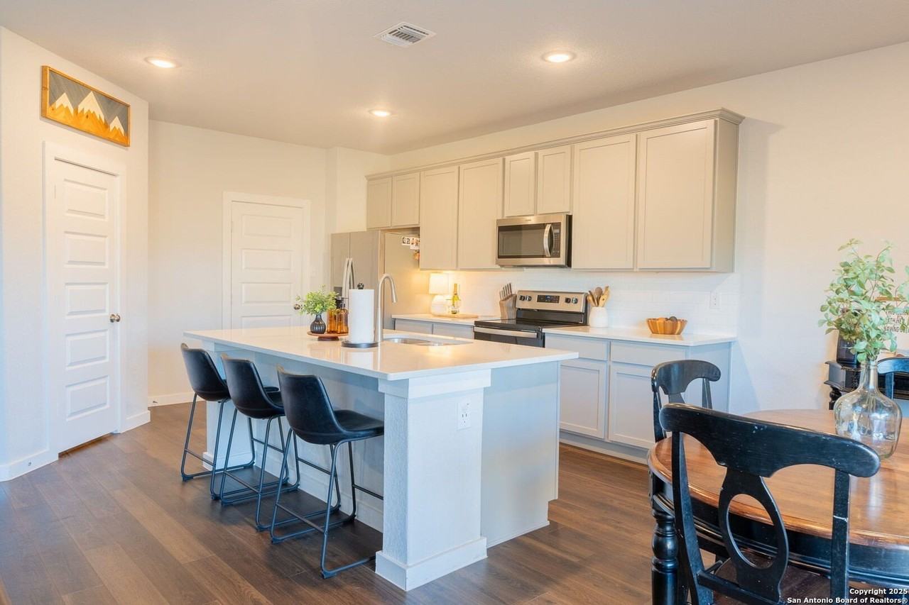 14603 Emerio Dr - Photo 2 of 40