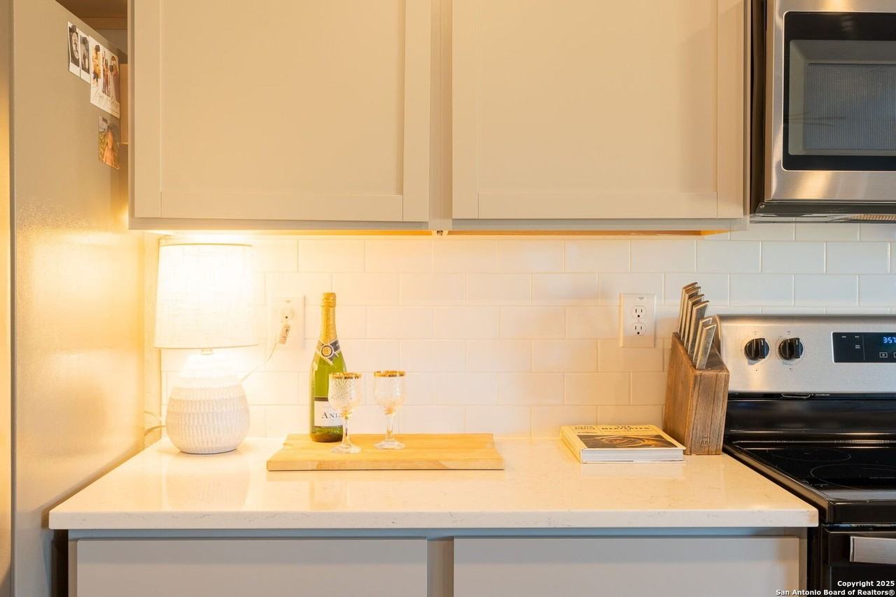 14603 Emerio Dr - Photo 3 of 40
