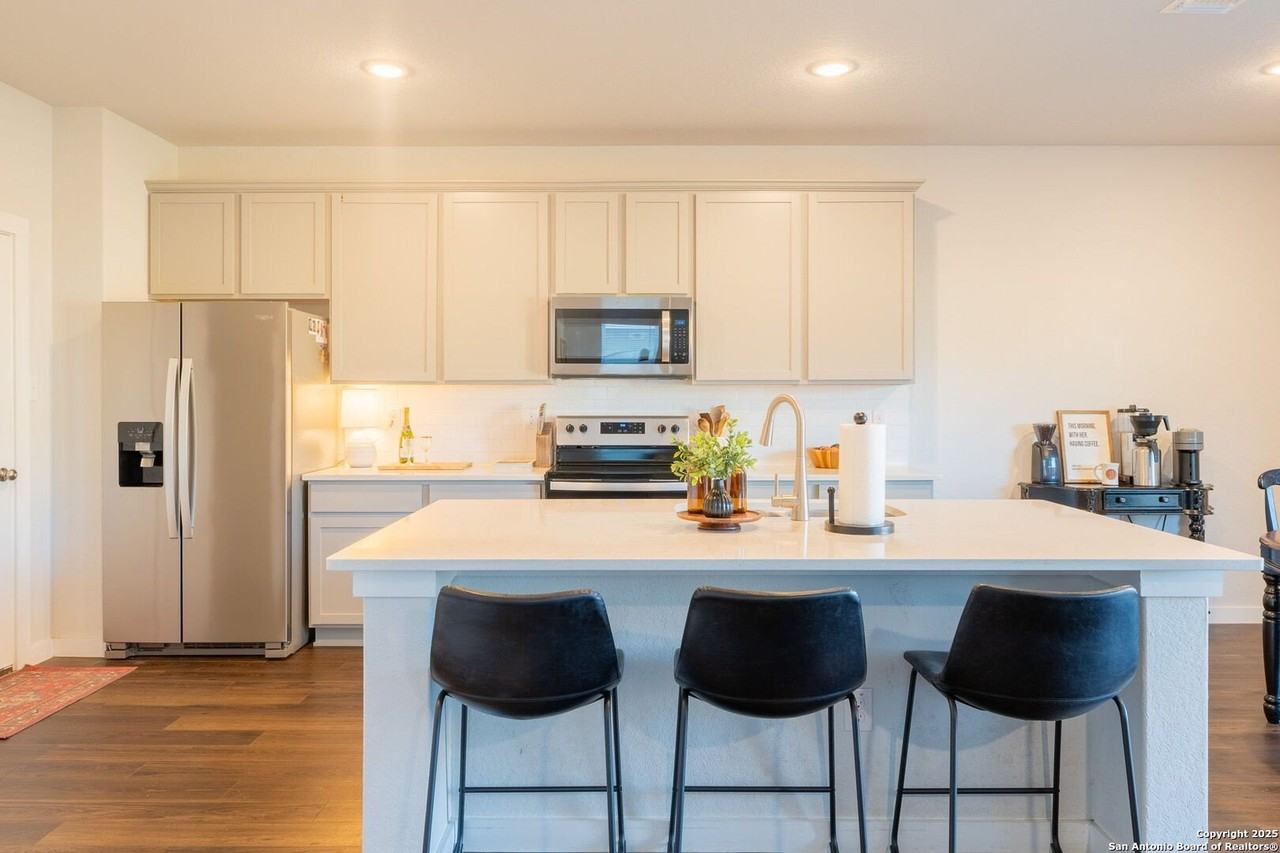 14603 Emerio Dr - Photo 4 of 40