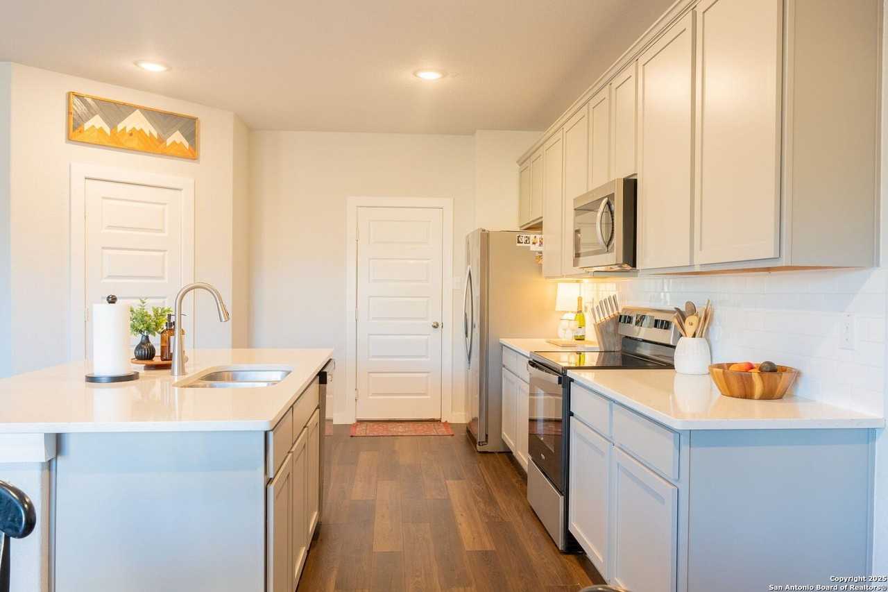 14603 Emerio Dr - Photo 5 of 40