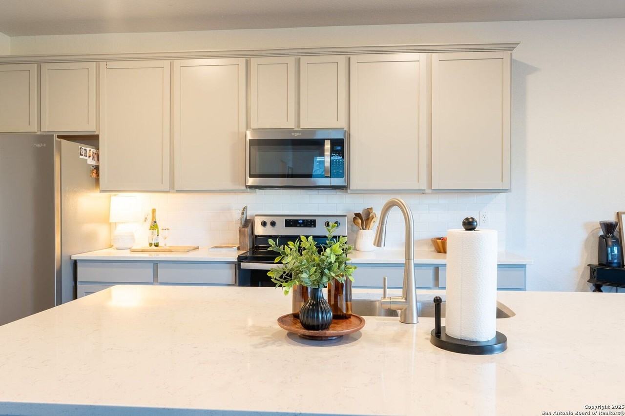 14603 Emerio Dr - Photo 6 of 40