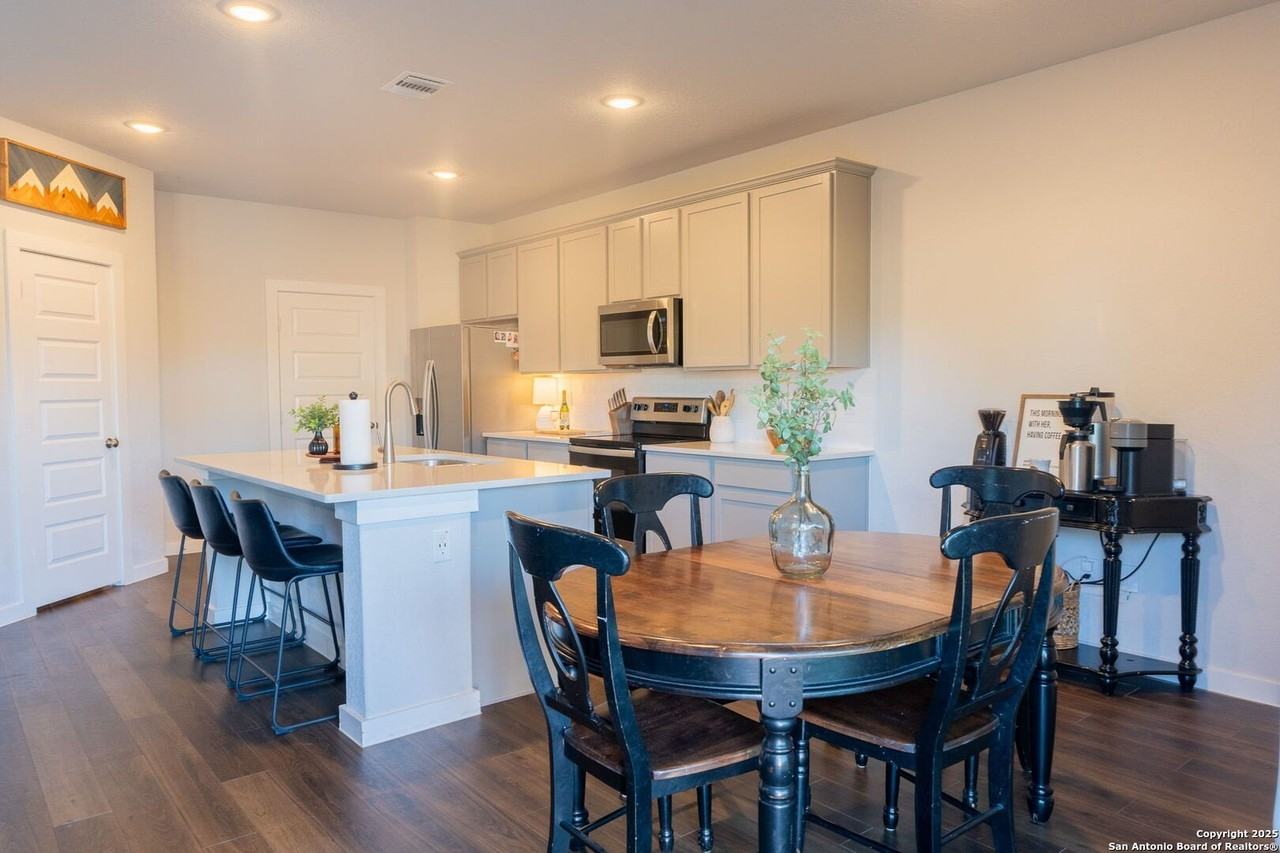 14603 Emerio Dr - Photo 7 of 40