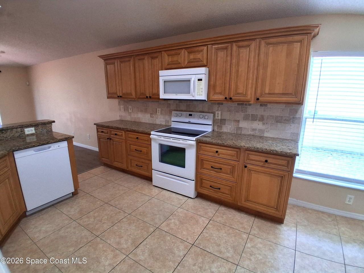 660 Wickham Lakes Dr - Photo 5 of 29
