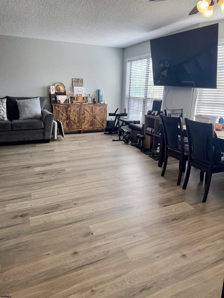 100 Colonial Ct - Photo 2 of 15