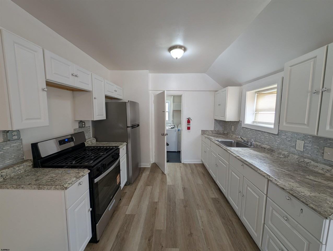 2015 Grant Ave - Photo 7 of 17