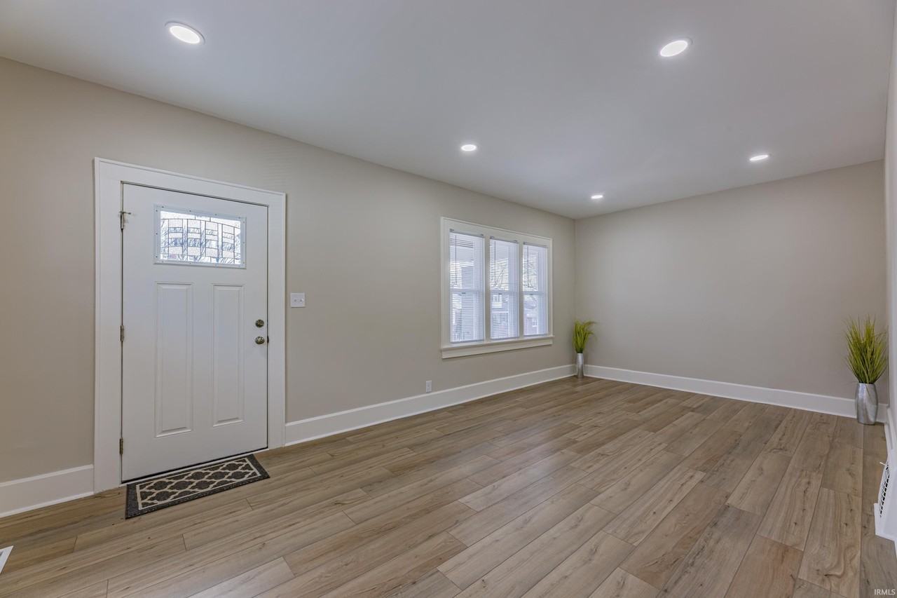 2727 Austin Ave - Photo 3 of 34