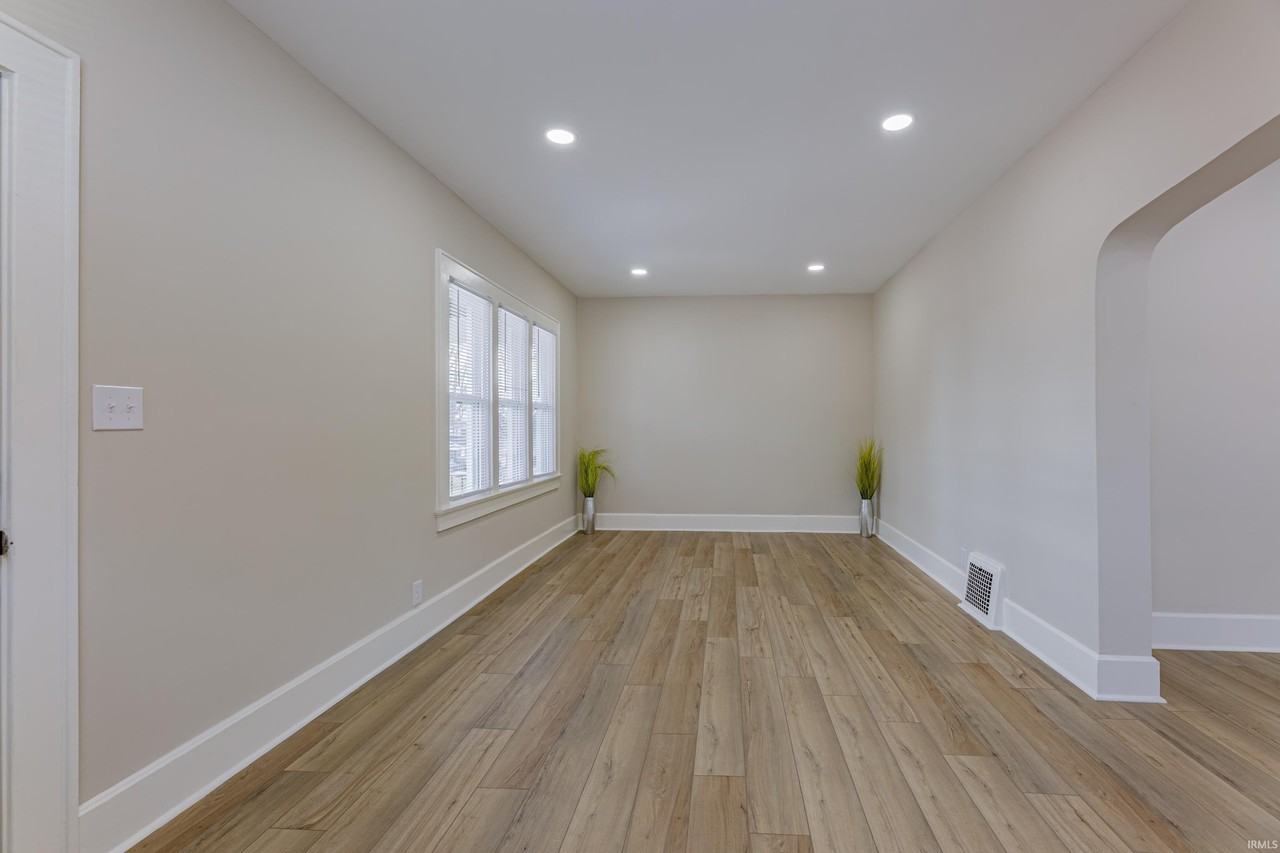 2727 Austin Ave - Photo 4 of 34