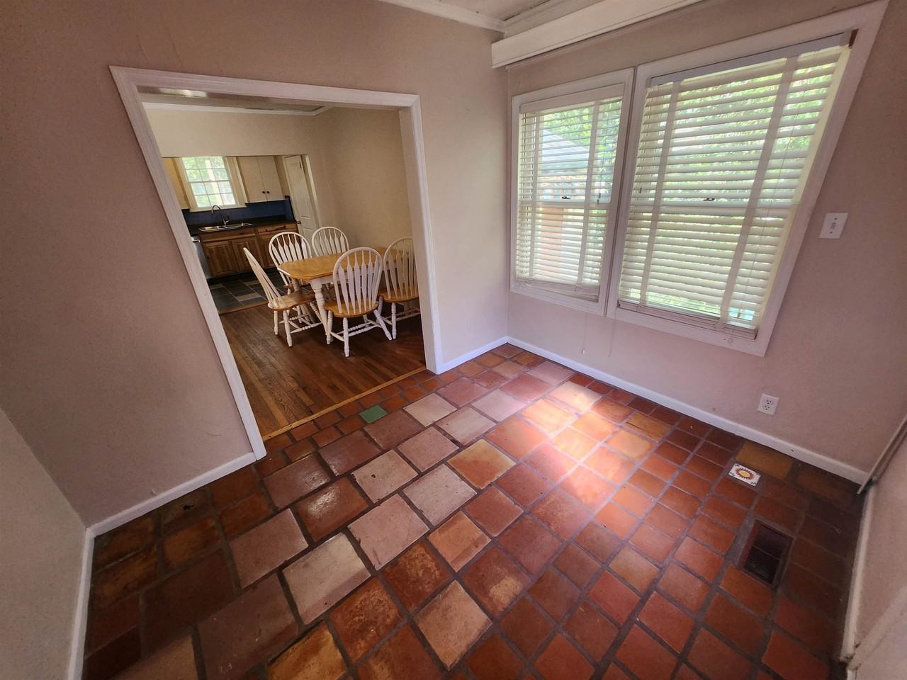 110 Barbara St - Photo 2 of 22