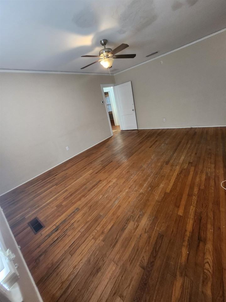 110 Barbara St - Photo 3 of 22