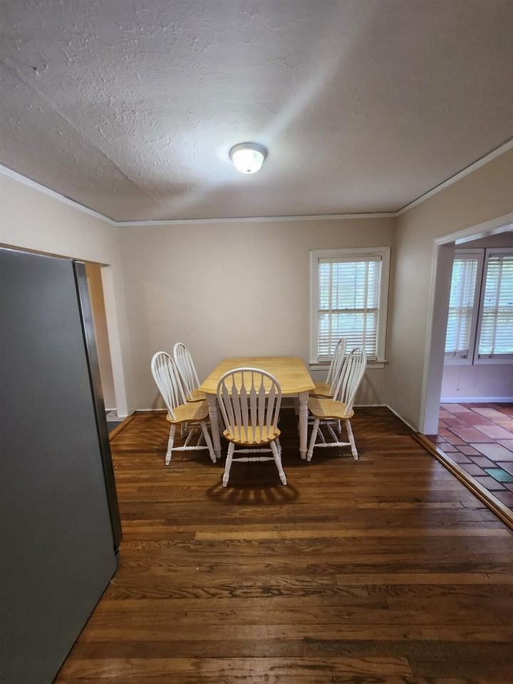 110 Barbara St - Photo 5 of 22