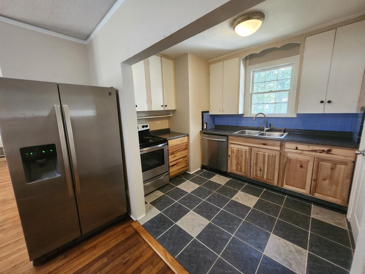 110 Barbara St - Photo 7 of 22