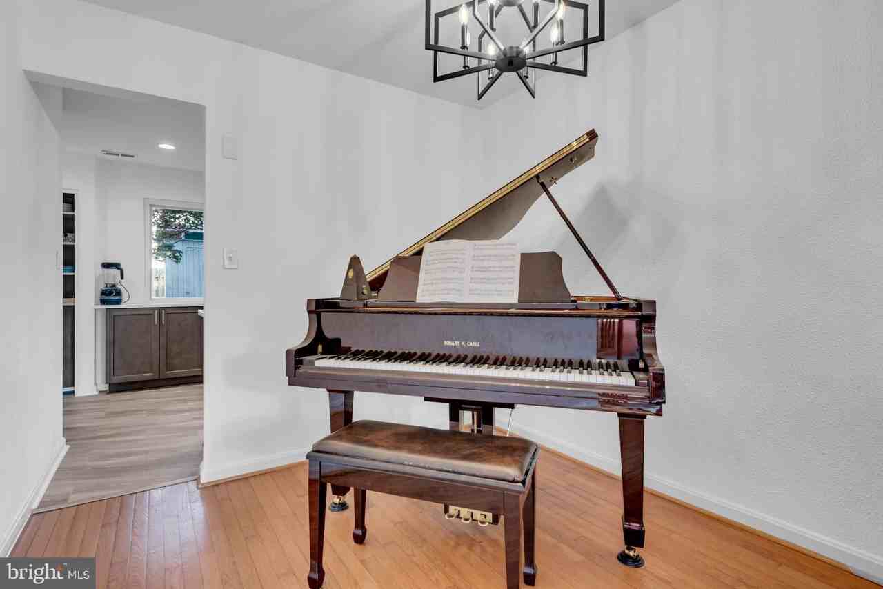 1052 Cedar Ridge Ct - Photo 7 of 42