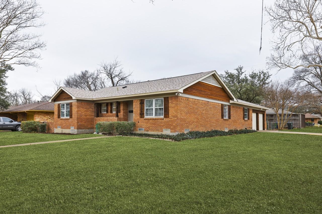 1301 Swallow Ln - Photo 2 of 9