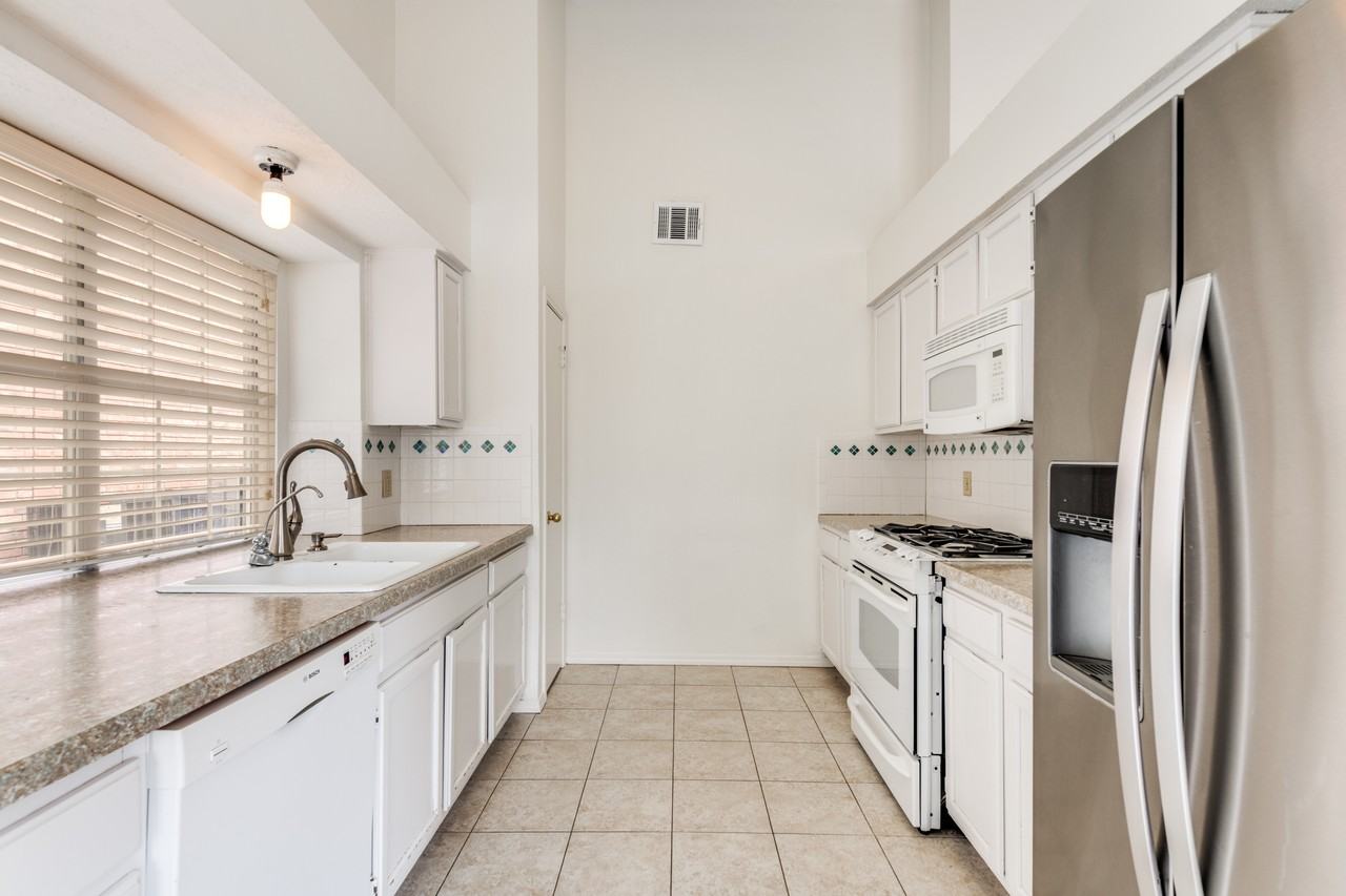 8110 Regatta Dr - Photo 3 of 14
