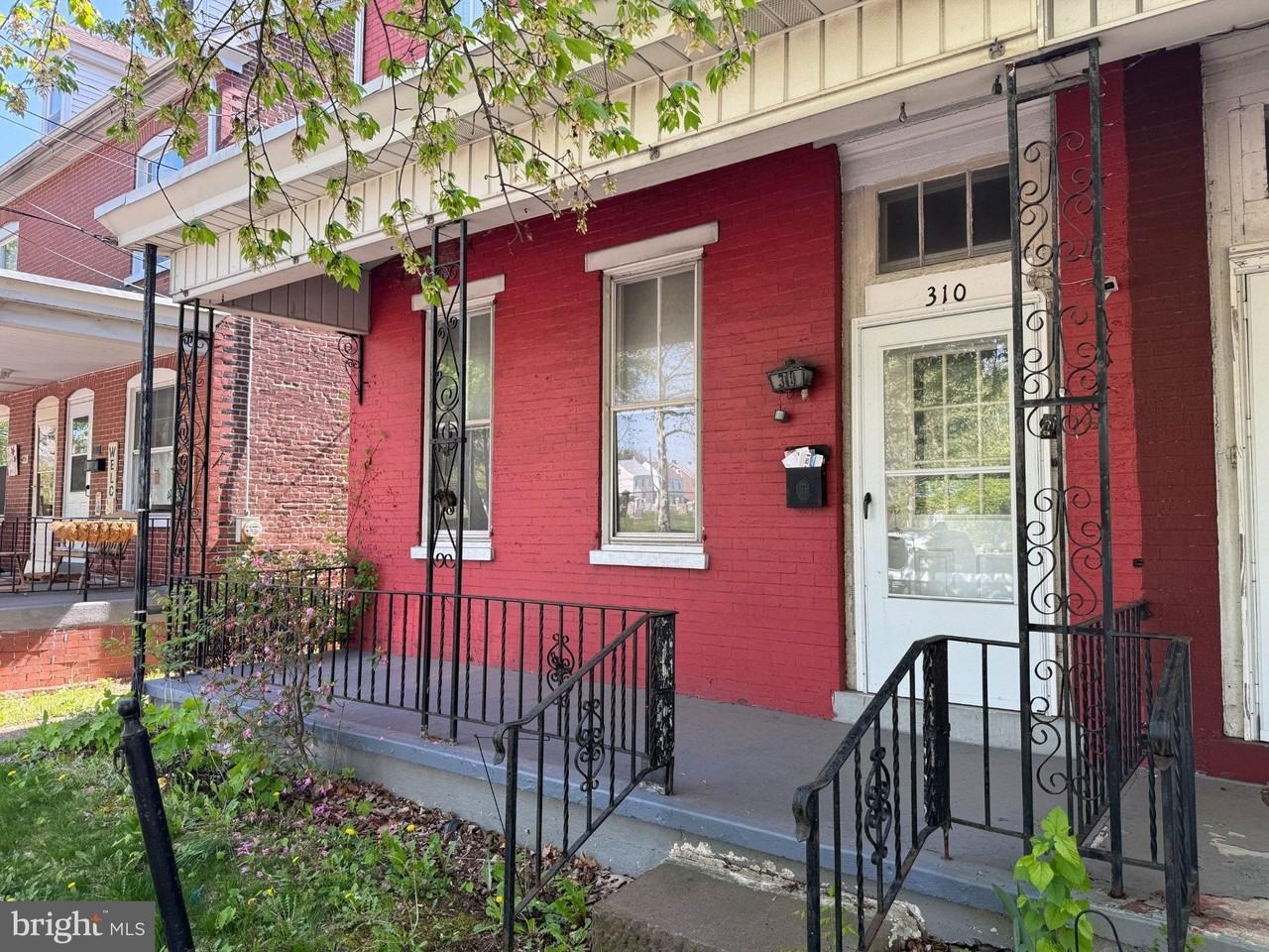 310 N Charlotte St - Photo 3 of 26