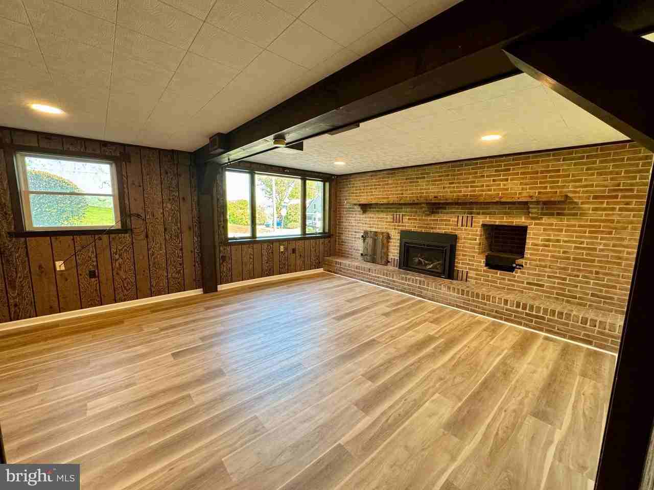 1032 Palm Hill Rd - Photo 3 of 27