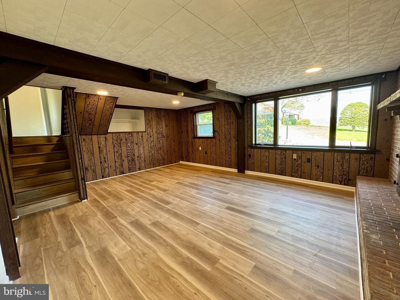 1032 Palm Hill Rd - Photo 4 of 27