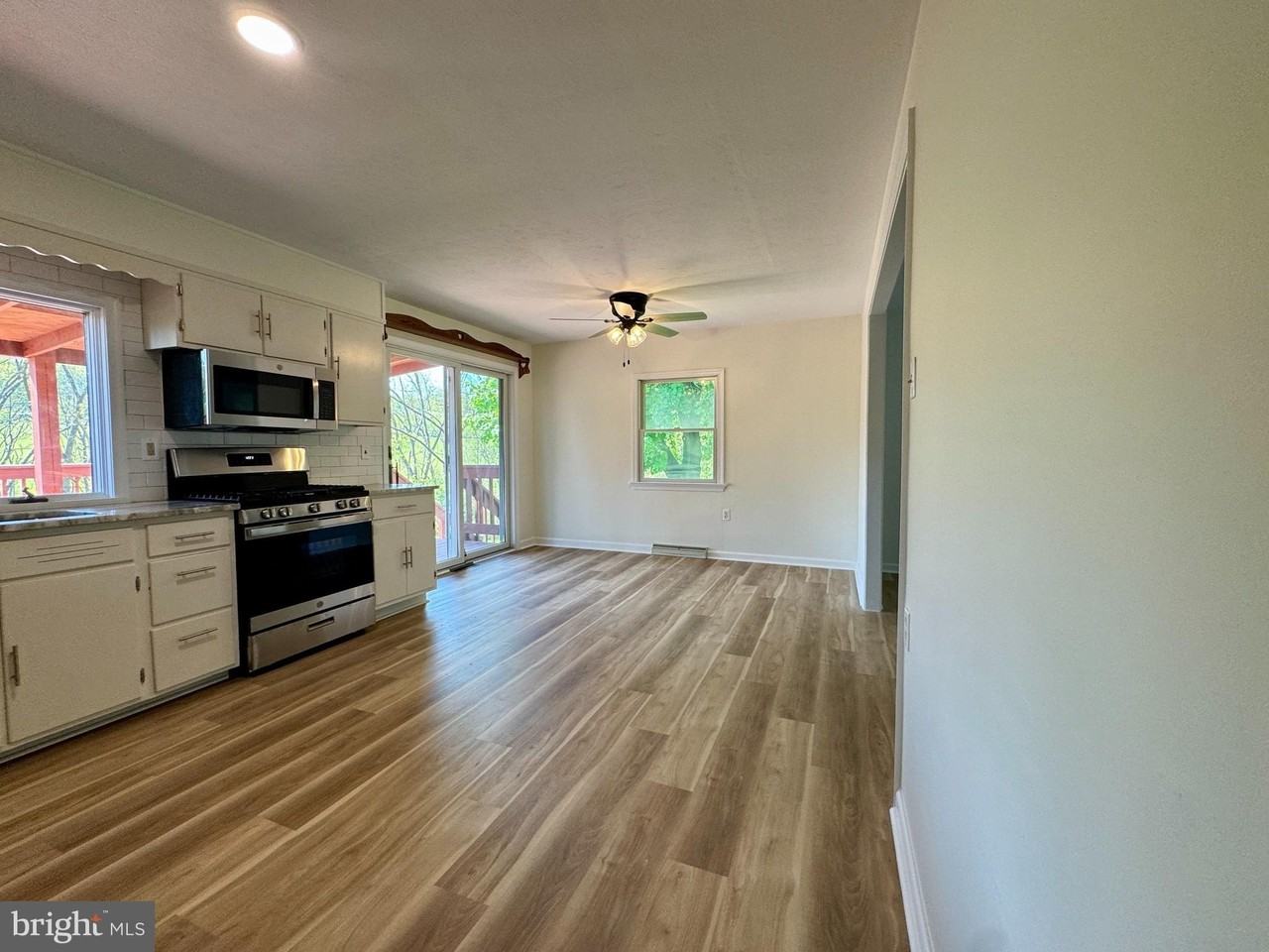 1032 Palm Hill Rd - Photo 6 of 27