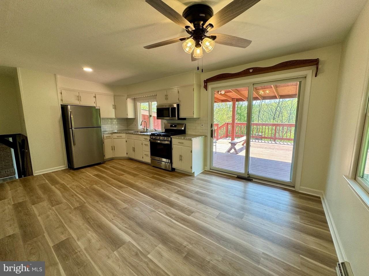 1032 Palm Hill Rd - Photo 7 of 27