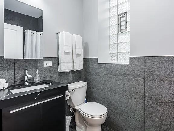 1509 N Sedgwick St #3 - Photo 5 of 12