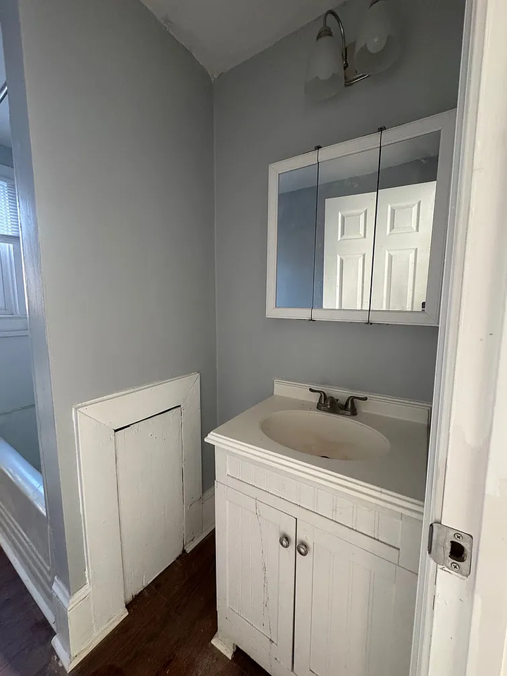 1127 N Royal Ave #B - Photo 2 of 8