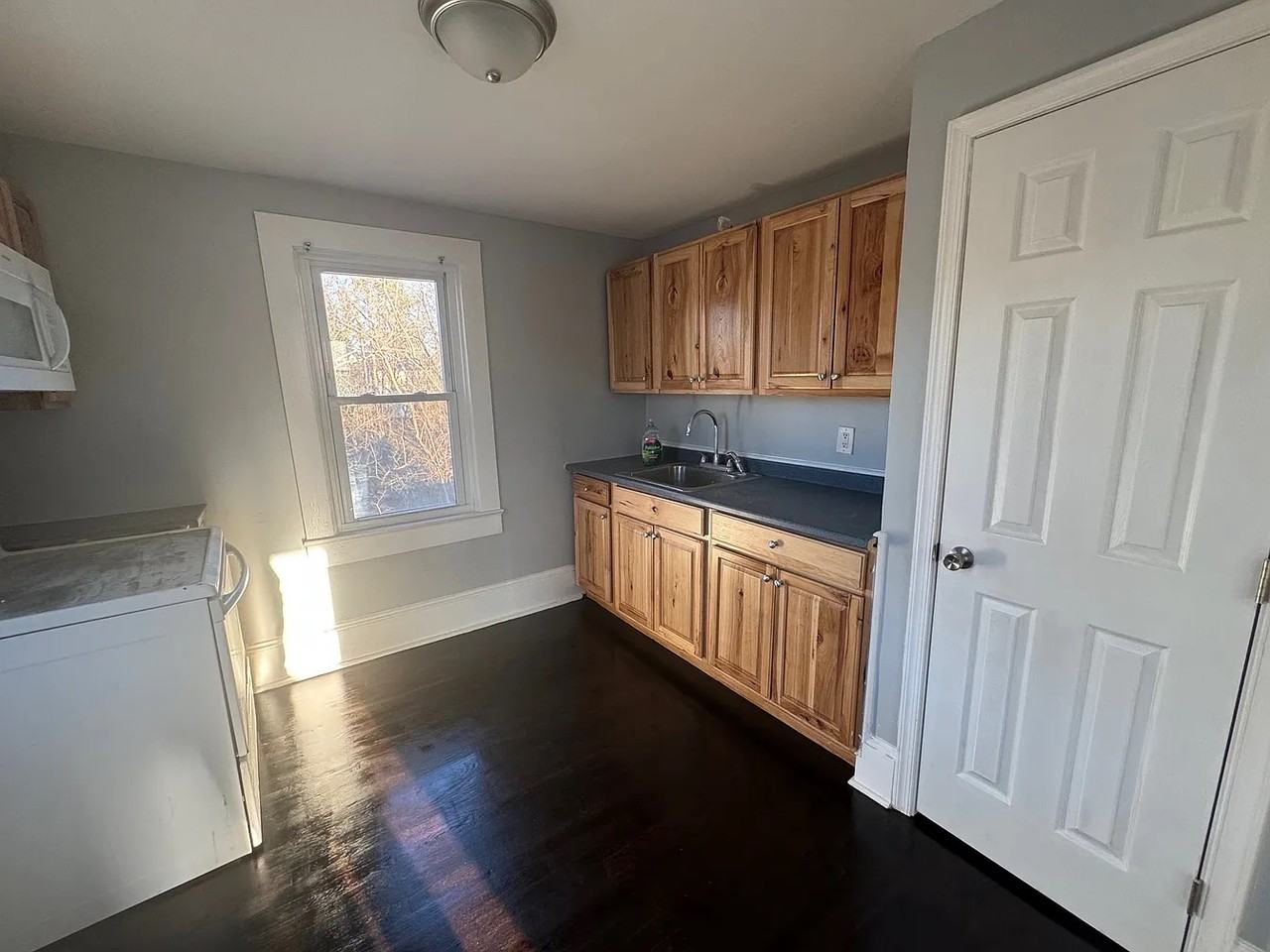 1127 N Royal Ave #B - Photo 4 of 8